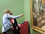 Посетители в музее Посетители в музее