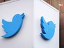 Логотип соцсети Twitter на здании штаб-квартиры Логотип соцсети Twitter на здании штаб-квартиры