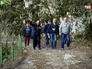 Посетители парка в горах Посетители парка в горах