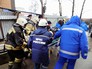 Спасатели МЧС и врачи эвакуируют пострадавшего Спасатели МЧС и врачи эвакуируют пострадавшего