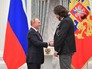 Владимир Путин награждает певца Филиппа Киркорова Владимир Путин награждает певца Филиппа Киркорова