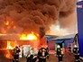 Пожарные на месте возгораия на складе Пожарные на месте возгораия на складе