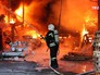 Пожарные на месте возгораия на складе Пожарные на месте возгораия на складе