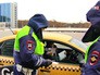 Инспекторы ДПС проверяют таксистов Инспекторы ДПС проверяют таксистов