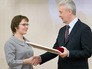 Сергей Собянин вручает свидетельство о присвоении статуса "Московский врач" Сергей Собянин вручает свидетельство о присвоении статуса "Московский врач"