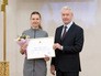 Сергей Собянин вручает свидетельство о присвоении статуса "Московский врач" Сергей Собянин вручает свидетельство о присвоении статуса "Московский врач"
