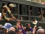 Жители Зимбабве встречают военных Жители Зимбабве встречают военных