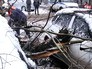 Спасатели МЧС распиливают упавшее дерево Спасатели МЧС распиливают упавшее дерево