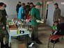 Военные врачи осматривают детей в Сирии Военные врачи осматривают детей в Сирии