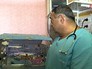 Врач осматривает младенца Врач осматривает младенца