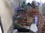 Медсестры осматривают новорожденных Медсестры осматривают новорожденных