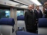 Президент России Владимир Путин во время осмотра образца вагона поезда Президент России Владимир Путин во время осмотра образца вагона поезда