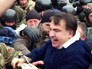 Протестующие отбили Михаила Саакашвили у бойцов СБУ Протестующие отбили Михаила Саакашвили у бойцов СБУ