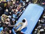 Протестующие напали на бойцов СБУ перевозящих Михаила Саакашвили Протестующие напали на бойцов СБУ перевозящих Михаила Саакашвили