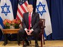 Президент США Дональд Трамп на фоне флагов Израиля Президент США Дональд Трамп на фоне флагов Израиля