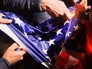 Поджигают флаг США Поджигают флаг США
