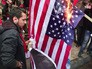 Поджигают флаг США Поджигают флаг США