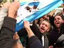 Митингующие жгут флаг Израиля Митингующие жгут флаг Израиля