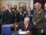 Президент США Дональд Трамп подписывает документ Президент США Дональд Трамп подписывает документ