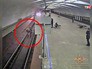 Полицейский спас мужчину, упавшего на пути в метро Полицейский спас мужчину, упавшего на пути в метро