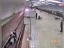 Полицейский спас мужчину, упавшего на пути в метро Полицейский спас мужчину, упавшего на пути в метро