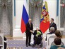 Владимир Путин награждает правозащитницу Людмилу Алексееву Владимир Путин награждает правозащитницу Людмилу Алексееву