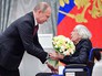 Владимир Путин награждает правозащитницу Людмилу Алексееву Владимир Путин награждает правозащитницу Людмилу Алексееву