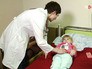 Настю Первицкую осматривает врач Настю Первицкую осматривает врач