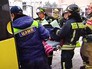 Спасатели эвакуируют пострадавших в пожаре в пансионате в Новой Москве Спасатели эвакуируют пострадавших в пожаре в пансионате в Новой Москве