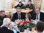 Сергей Лавров и Сергей Шойгу во время встречи с Стаффаном де Мистурой Сергей Лавров и Сергей Шойгу во время встречи с Стаффаном де Мистурой