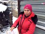 Женщина показывает прописку в снесенном доме Женщина показывает прописку в снесенном доме