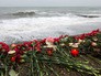 Цветы на набережной в Адлере в память о погибших при крушении самолета Ту-154 Цветы на набережной в Адлере в память о погибших при крушении самолета Ту-154