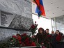 Женщина возлагает цветы к мемориалу в память о журналистах, погибших при крушении самолета Ту-154 Женщина возлагает цветы к мемориалу в память о журналистах, погибших при крушении самолета Ту-154