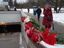 Цветы в память о погибших на месте ДТП с участием автобуса у станции метро "Славянский бульвар" Цветы в память о погибших на месте ДТП с участием автобуса у станции метро "Славянский бульвар"