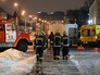 Сотрудники полиции и МЧС у входа в магазин "Перекресток" в Санкт-Петербурге, где произошел взрыв Сотрудники полиции и МЧС у входа в магазин "Перекресток" в Санкт-Петербурге, где произошел взрыв