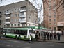 Сотрудники правоохранительных органов у пассажирского автобуса, въехавшего в остановку на Сходненской улице в Москве Сотрудники правоохранительных органов у пассажирского автобуса, въехавшего в остановку на Сходненской улице в Москве