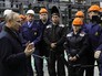 Президент России Владимир Путин во время встречи с рабочими Тверского вагоностроительного завода Президент России Владимир Путин во время встречи с рабочими Тверского вагоностроительного завода