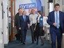 Владимир Путин во время посещения своего предвыборного штаба в Гостином дворе Владимир Путин во время посещения своего предвыборного штаба в Гостином дворе