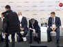 Неизвестный кинул в Анатолия Чубайса во время сессии Гайдаровского форума листы бумаги Неизвестный кинул в Анатолия Чубайса во время сессии Гайдаровского форума листы бумаги