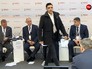 Неизвестный кинул в Анатолия Чубайса во время сессии Гайдаровского форума листы бумаги Неизвестный кинул в Анатолия Чубайса во время сессии Гайдаровского форума листы бумаги