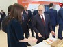 Владимир Путин во время осмотра в рамках форума малых городов и исторических поселений выставки проектов создания комфортной городской среды в конькобежном центре "Коломна" Владимир Путин во время осмотра в рамках форума малых городов и исторических поселений выставки проектов создания комфортной городской среды в конькобежном центре "Коломна"