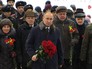 Владимир Путин возлагает цветы на Пискаревском кладбище Владимир Путин возлагает цветы на Пискаревском кладбище