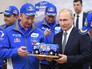 Владимир Путин во время встречи с командой "КАМАЗ-мастер" Владимир Путин во время встречи с командой "КАМАЗ-мастер"