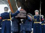 Военнослужащие на церемонии прощания с летчиком Романом Филиповым Военнослужащие на церемонии прощания с летчиком Романом Филиповым