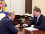 Гендиректор компании "АЛРОСА" Сергей Иванов показывает Владимиру Путину драгоценные камни Гендиректор компании "АЛРОСА" Сергей Иванов показывает Владимиру Путину драгоценные камни
