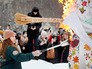 Сотрудники МЧС поджигают чучело Масленицы Сотрудники МЧС поджигают чучело Масленицы