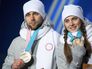 Российские спортсмены Анастасия Брызгалова и Александр Крушельницкий, завоевавшие бронзовые медали в турнире по керлингу в дисциплине дабл-микст, на церемонии награждения на XXIII зимних Олимпийских играх Российские спортсмены Анастасия Брызгалова и Александр Крушельницкий, завоевавшие бронзовые медали в турнире по керлингу в дисциплине дабл-микст, на церемонии награждения на XXIII зимних Олимпийских играх