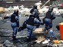 Бойцы "Беркута" уносят раненых во время беспорядков на Майдане в 2014 году Бойцы "Беркута" уносят раненых во время беспорядков на Майдане в 2014 году