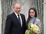 Владимир Путин и Алина Загитова на церемонии награждения российских олимпийцев в Кремле Владимир Путин и Алина Загитова на церемонии награждения российских олимпийцев в Кремле