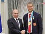 Владимир Путин и Сергей Андронов на церемонии награждения российских олимпийцев в Кремле Владимир Путин и Сергей Андронов на церемонии награждения российских олимпийцев в Кремле